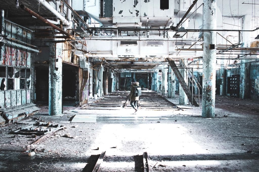 Atelier abandonné aux structures métalliques