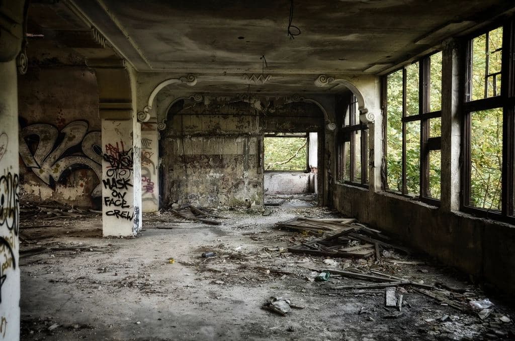 Couloir d’un bâtiment abandonné
