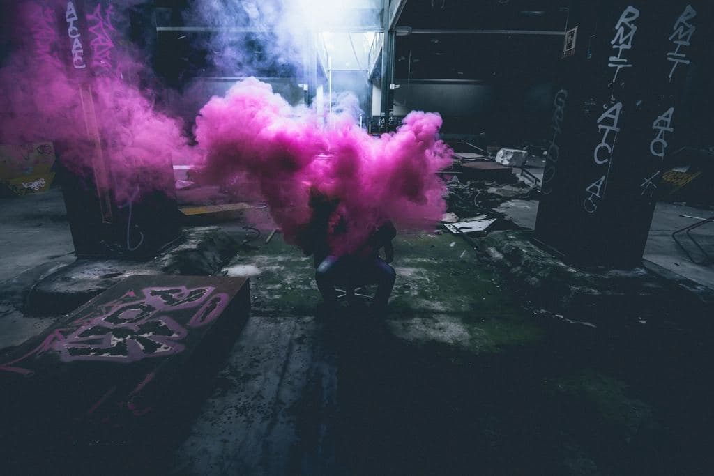 Fumigène dans une usine désaffectée
