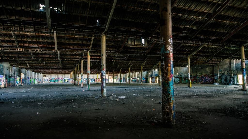 Grand hall industriel vide