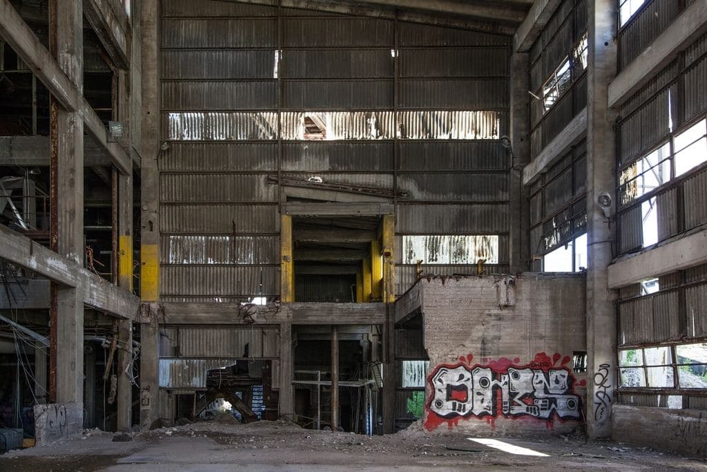 Intérieur d’usine en ruine