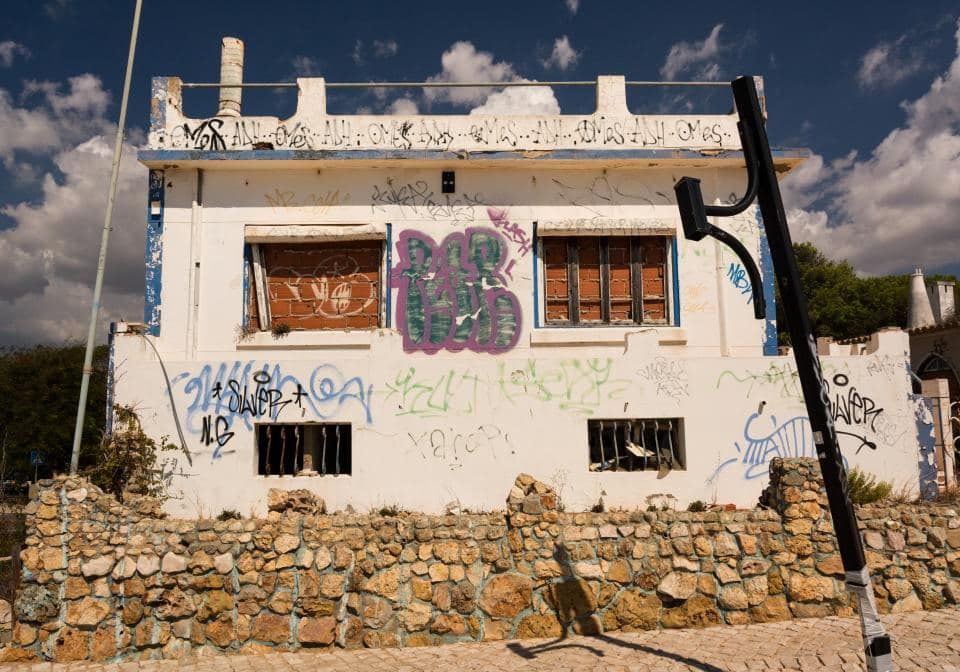 Maison en ruine taguée